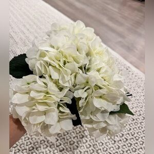 New with tags! bundle of faux flowers